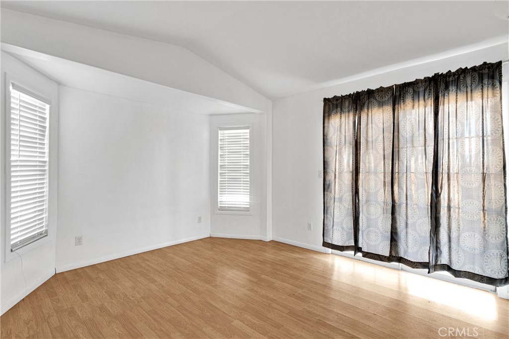 https://media.crmls.org/medias/53432838-43dc-47b2-849c-7edc3ab30dbc.jpg?preset=X-Large