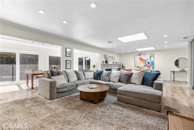 Detail Gallery Image 10 of 36 For 22736 Margarita Dr, Woodland Hills,  CA 91364 - 4 Beds | 2 Baths