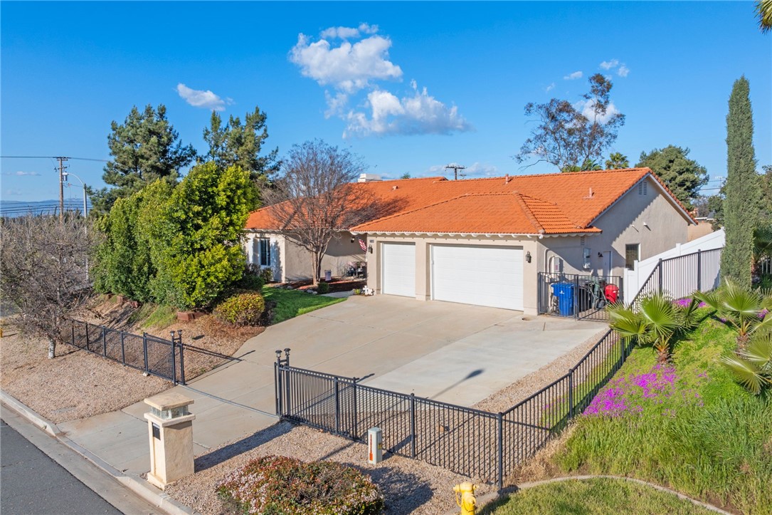 Detail Gallery Image 2 of 51 For 16020 Little Ct, Riverside,  CA 92508 - 4 Beds | 2/1 Baths