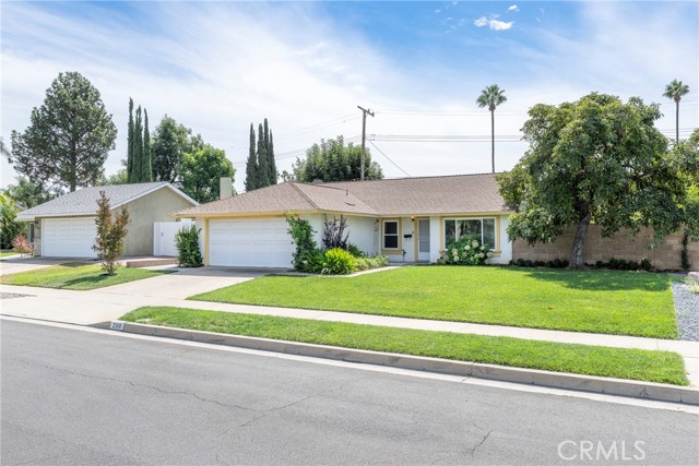 Detail Gallery Image 2 of 32 For 2310 E Chestnut Ave, Orange,  CA 92867 - 3 Beds | 2 Baths
