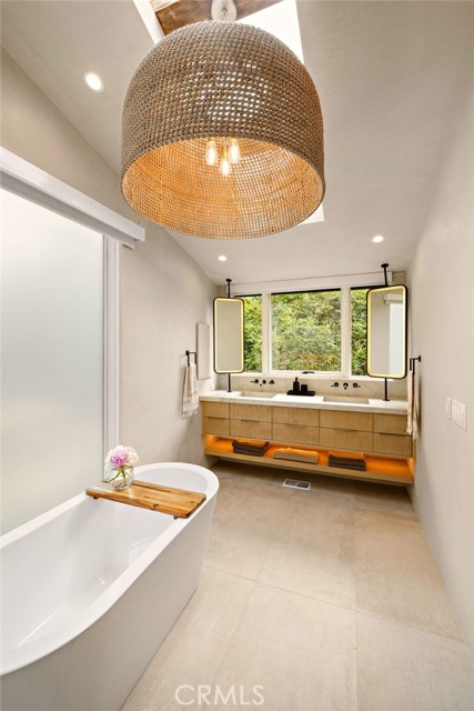 592 Bluebird Canyon Drive, Laguna Beach CA: https://media.crmls.org/medias/534927aa-1f1c-4a13-8359-3d4f4c8de50a.jpg