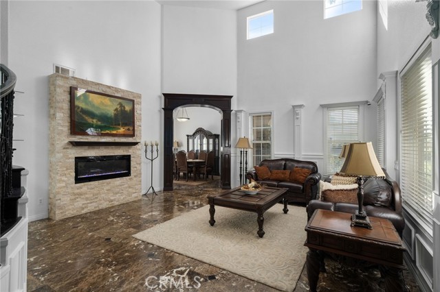 Detail Gallery Image 5 of 69 For 922 Armata Dr, Corona,  CA 92881 - 5 Beds | 4/1 Baths