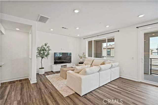 297 Lynx, Irvine CA: https://media.crmls.org/medias/534bac3b-3e3f-4d2c-8bc6-94b5d61e5d5e.jpg