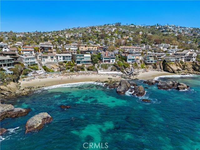 240 Moss Street, Laguna Beach CA: https://media.crmls.org/medias/534d2d02-50b9-4ea3-af9e-a8b30a9baf1e.jpg