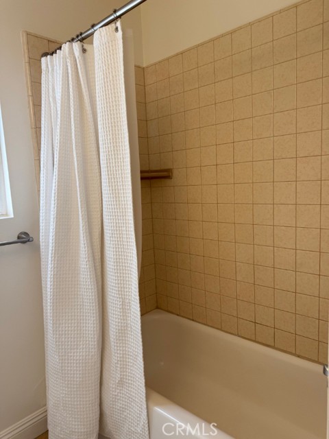 Hallway bathroom bath tub