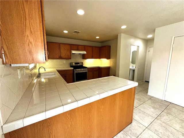 Detail Gallery Image 9 of 27 For 9374 Sapphire Ave, Hesperia,  CA 92344 - 4 Beds | 2/1 Baths