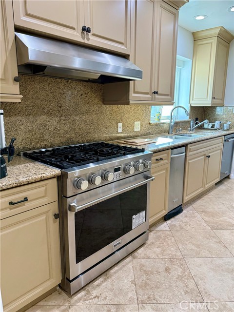 Detail Gallery Image 8 of 18 For 5517 Woodman Ave., Sherman Oaks,  CA 91401 - 4 Beds | 3 Baths