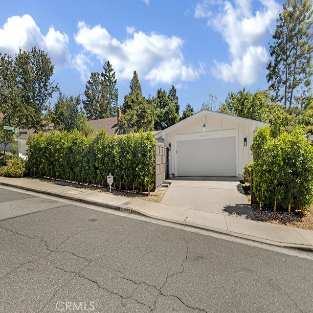 23020 Wrencrest Drive, Calabasas CA: https://media.crmls.org/medias/535275a5-94f9-445b-ba54-cdbf6ed64b9a.jpg