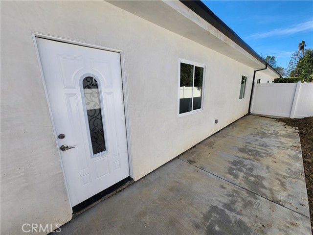 Detail Gallery Image 3 of 12 For 8004 Shirley Ave, Reseda,  CA 91335 - 3 Beds | 2/1 Baths