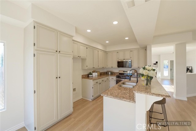 Detail Gallery Image 9 of 30 For 12736 Dorsey Ct, Victorville,  CA 92392 - 4 Beds | 3 Baths