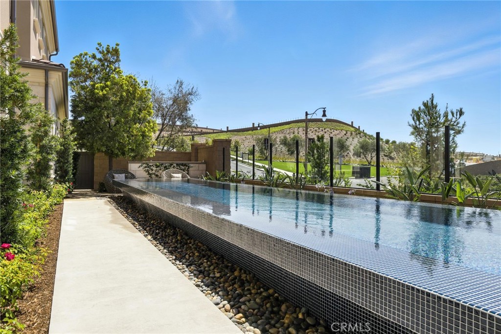 https://media.crmls.org/medias/5360676b-525f-45c2-bd42-d83518fde3fc.jpg?preset=X-Large