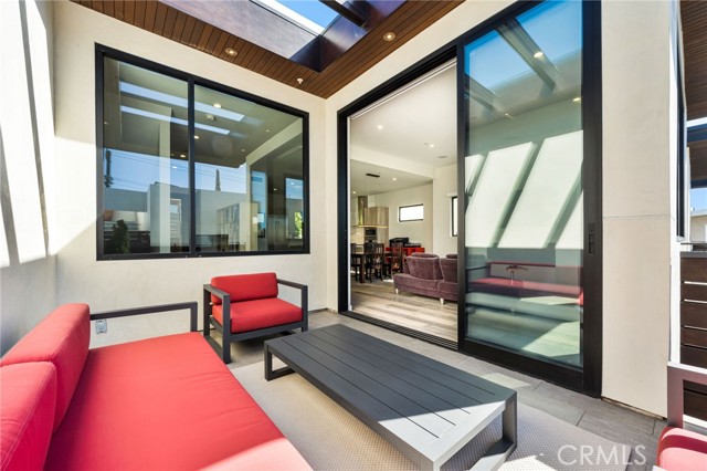 Indoor-outdoor living, longe off main living area with view