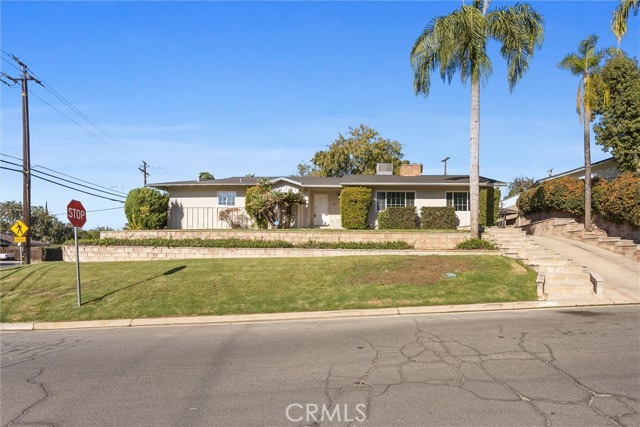 Detail Gallery Image 6 of 56 For 1800 Country Club Dr, Bakersfield,  CA 93306 - 5 Beds | 3 Baths