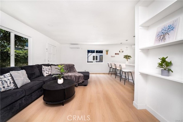 Detail Gallery Image 6 of 9 For 1011 W Myrtle, Santa Ana,  CA 92703 - 3 Beds | 1 Baths