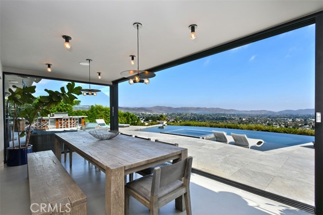 Detail Gallery Image 9 of 41 For 6100 Maury Ave, Woodland Hills,  CA 91367 - 4 Beds | 2/1 Baths