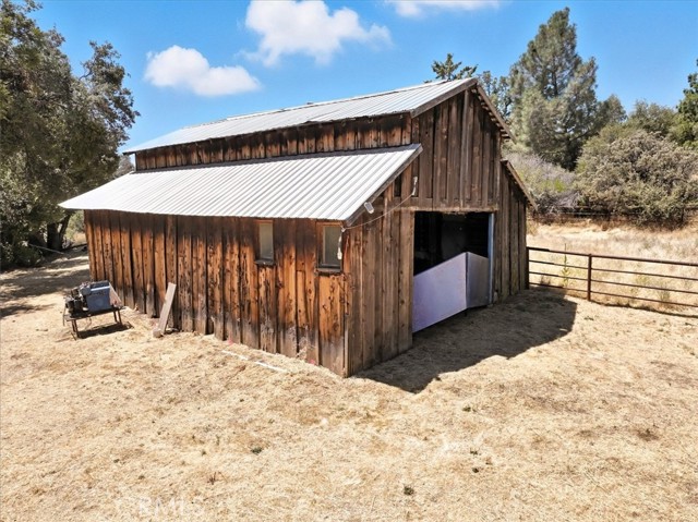 46467 Bissett Station Road, Oakhurst CA: https://media.crmls.org/medias/5366cb0d-8216-4cb6-80e8-ed1cd5a6f306.jpg