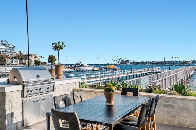 2209 Bayside Drive, Corona del Mar CA: https://media.crmls.org/medias/53671299-be87-43ec-8377-7e06dfe0bcb4.jpg