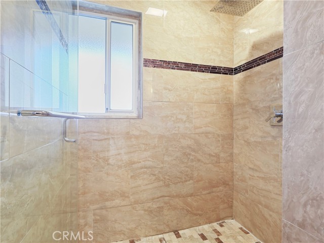 Detail Gallery Image 8 of 22 For 20324 Oxnard St, Woodland Hills,  CA 91367 - 6 Beds | 3 Baths