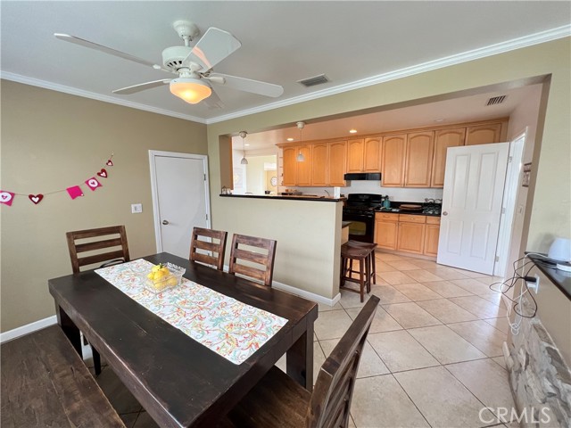 EATING AREA ADJOINING KITCHEN