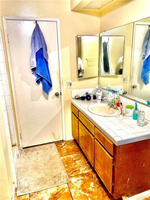 Detail Gallery Image 12 of 13 For 17441 Virginia Ave #E,  Bellflower,  CA 90706 - 3 Beds | 2 Baths