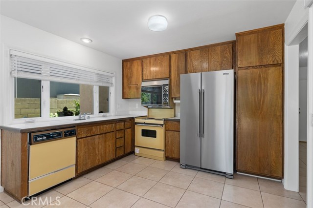 5391 Glenstone Drive, Huntington Beach CA: https://media.crmls.org/medias/53759cd4-6b5d-4b9e-8c1a-0c373b44c783.jpg