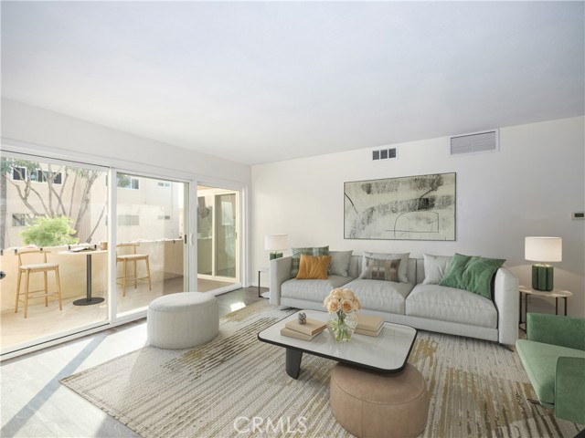 Detail Gallery Image 9 of 28 For 5411 Tyrone, Sherman Oaks,  CA 91401 - 3 Beds | 3 Baths