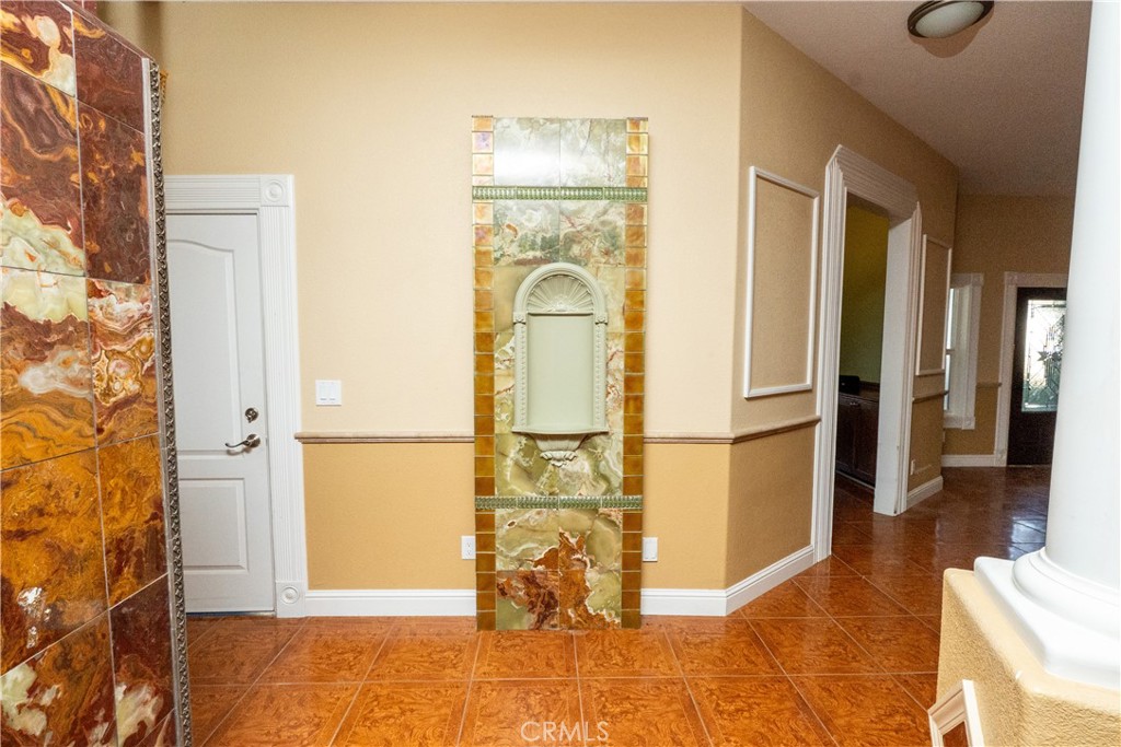 https://media.crmls.org/medias/537687cf-732e-493d-992d-80de09488ca5.jpg?preset=X-Large