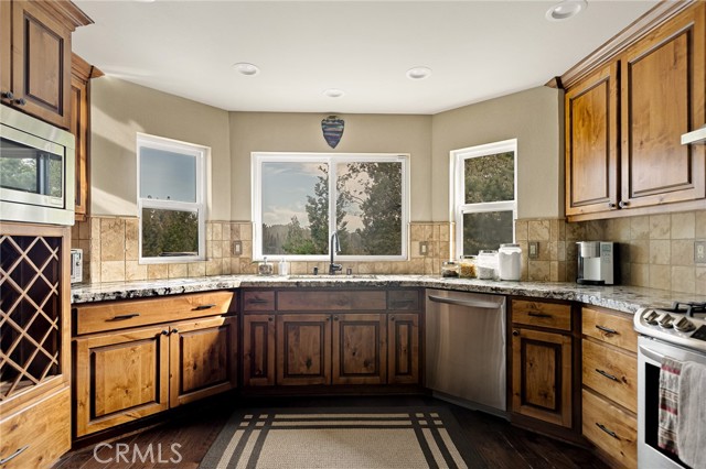 Detail Gallery Image 4 of 41 For 386 Rainier Rd, Lake Arrowhead,  CA 92352 - 4 Beds | 3/1 Baths