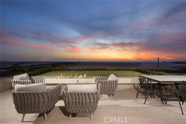 Detail Gallery Image 2 of 27 For 2108 E Oceanfront, Newport Beach,  CA 92661 - 5 Beds | 5/1 Baths