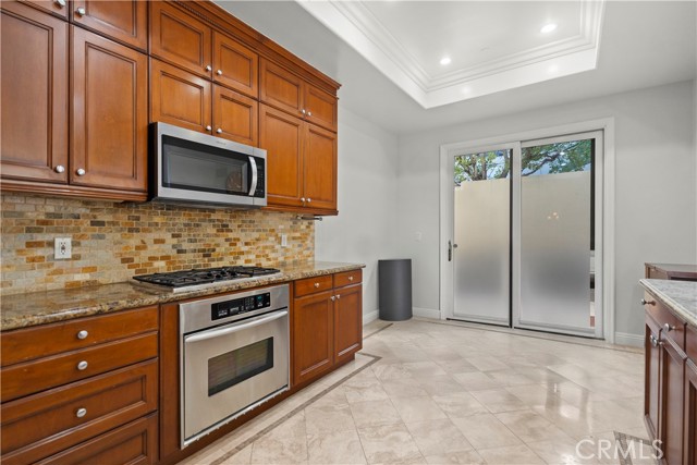 Detail Gallery Image 10 of 25 For 143 N Arnaz Dr #102,  Beverly Hills,  CA 90211 - 3 Beds | 2/1 Baths