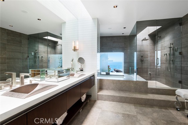 Detail Gallery Image 10 of 32 For 2665 Victoria Dr, Laguna Beach,  CA 92651 - 5 Beds | 4/2 Baths