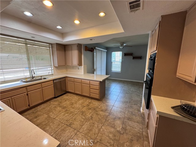 Detail Gallery Image 8 of 30 For 13208 Berkeley Ln, Victorville,  CA 92392 - 4 Beds | 2/1 Baths