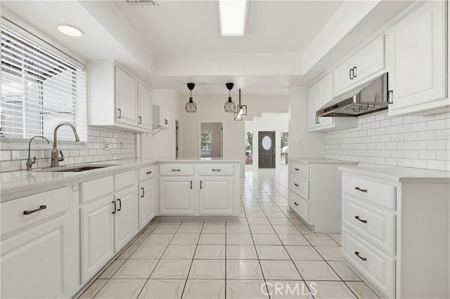 Detail Gallery Image 15 of 47 For 417 S Glenwood Pl., Burbank,  CA 91506 - 5 Beds | 3 Baths