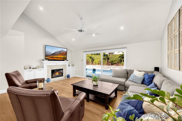 Detail Gallery Image 5 of 31 For 1619 Melody Ln, Fullerton,  CA 92831 - 4 Beds | 3/1 Baths