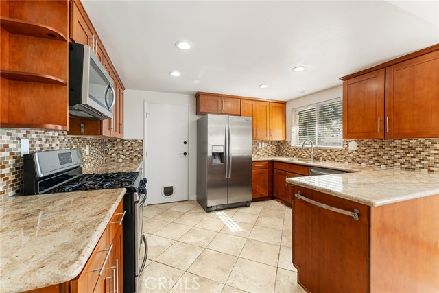 Detail Gallery Image 11 of 30 For 5618 Wilhelmina Ave, Woodland Hills,  CA 91367 - 3 Beds | 2 Baths