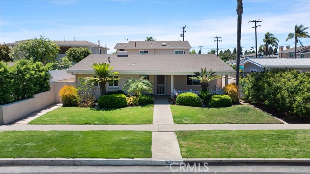 Detail Gallery Image 1 of 27 For 1841 Lake St, Huntington Beach,  CA 92648 - 3 Beds | 2 Baths