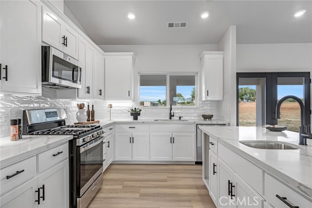 Detail Gallery Image 13 of 38 For 21035 Forest Glen, Madera,  CA 93638 - 4 Beds | 3 Baths