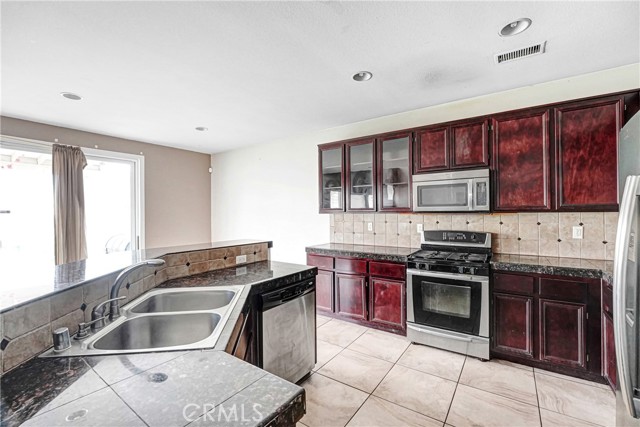 Detail Gallery Image 7 of 20 For 43653 32nd St, Lancaster,  CA 93535 - 3 Beds | 2/1 Baths