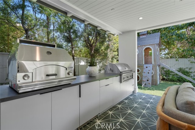 Detail Gallery Image 7 of 75 For 676 18th St, Manhattan Beach,  CA 90266 - 6 Beds | 6/2 Baths