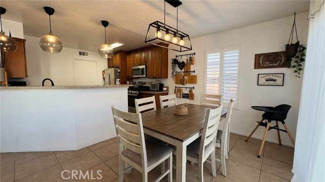 Detail Gallery Image 10 of 36 For 14750 Shadow Dr, Fontana,  CA 92337 - 3 Beds | 2/1 Baths