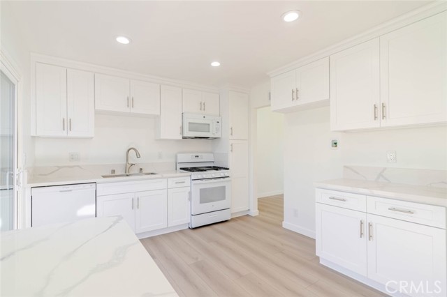 Detail Gallery Image 10 of 30 For 9551 Gierson Ave, Chatsworth,  CA 91311 - 3 Beds | 2 Baths