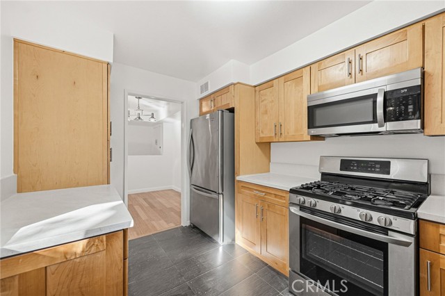 Detail Gallery Image 5 of 17 For 15030 Victory Bld #103,  Van Nuys,  CA 91411 - 2 Beds | 2 Baths