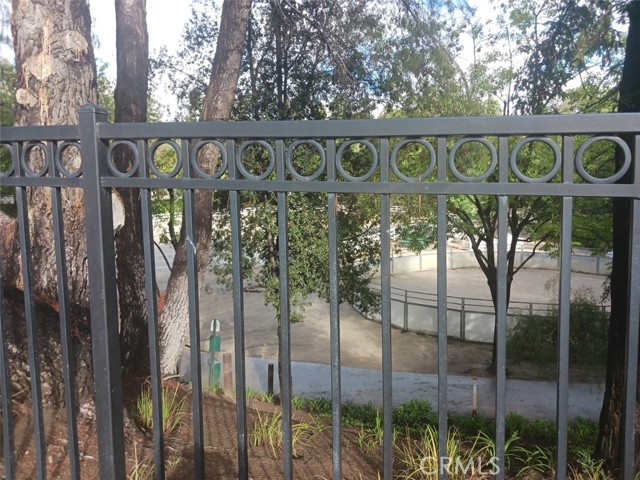 Detail Gallery Image 3 of 4 For 24334 Crestlawn St, Woodland Hills,  CA 91367 - 2 Beds | 2 Baths