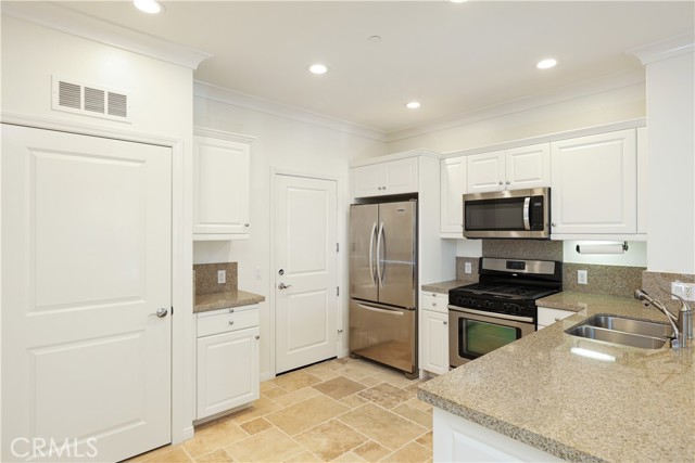 138 Coralwood, Irvine CA: https://media.crmls.org/medias/53a0c400-8714-4fc3-8809-fb9d09f7d586.jpg
