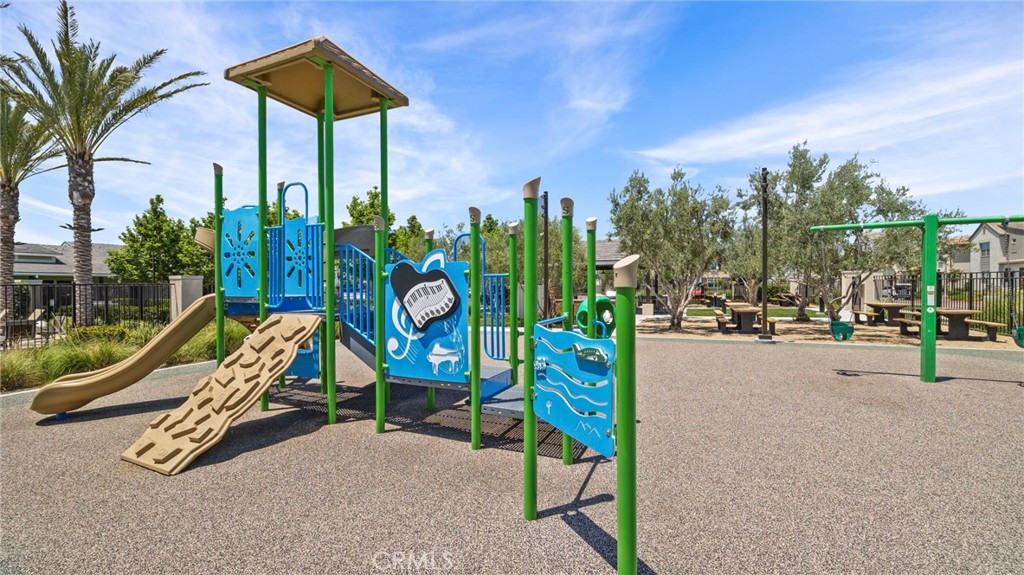 https://media.crmls.org/medias/53a162ce-195c-4845-8852-2f50e3cf6a03.jpg?preset=X-Large