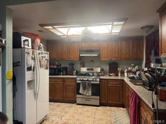 Detail Gallery Image 4 of 17 For 10555 Elm Ave, Bloomington,  CA 92316 - 4 Beds | 2 Baths