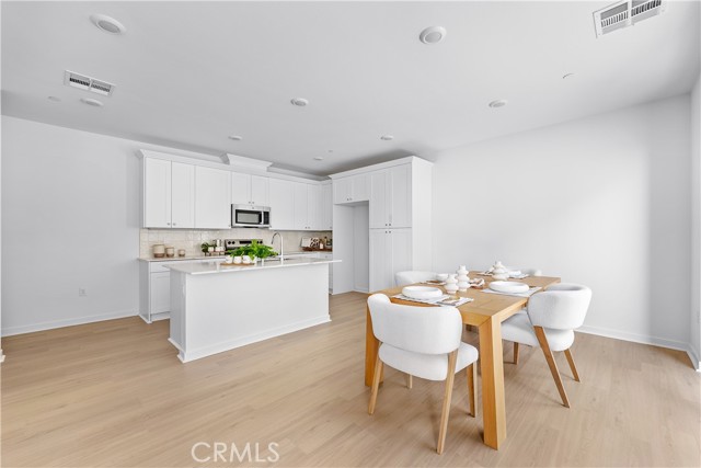 Detail Gallery Image 7 of 23 For 9423 1/2 N Sepulveda Blvd. #3,  North Hills,  CA 91343 - 2 Beds | 2/1 Baths