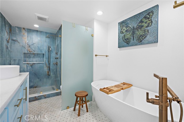 Detail Gallery Image 16 of 29 For 12 Encore Ct, Newport Beach,  CA 92663 - 4 Beds | 2/1 Baths