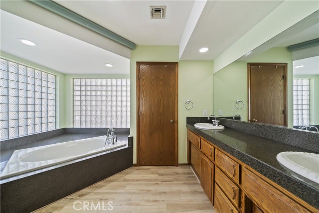 55578 Free Gold Drive, Yucca Valley CA: https://media.crmls.org/medias/53aa9e8a-3bb0-44df-8830-fb10a32f0ea0.jpg