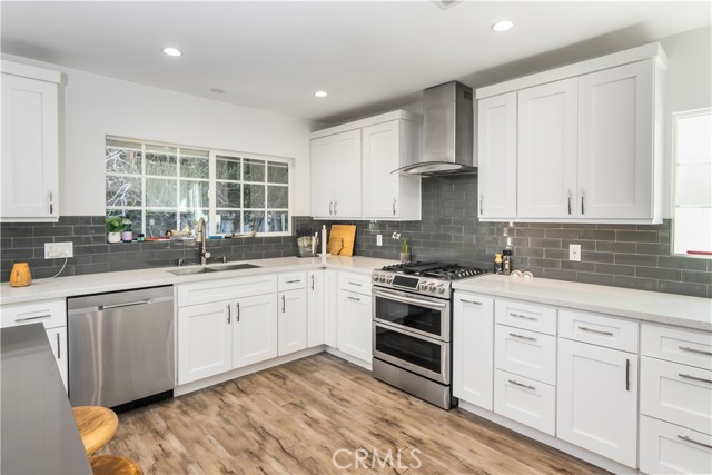 Detail Gallery Image 7 of 23 For 6624 Mammoth Ave, Van Nuys,  CA 91405 - 4 Beds | 3 Baths